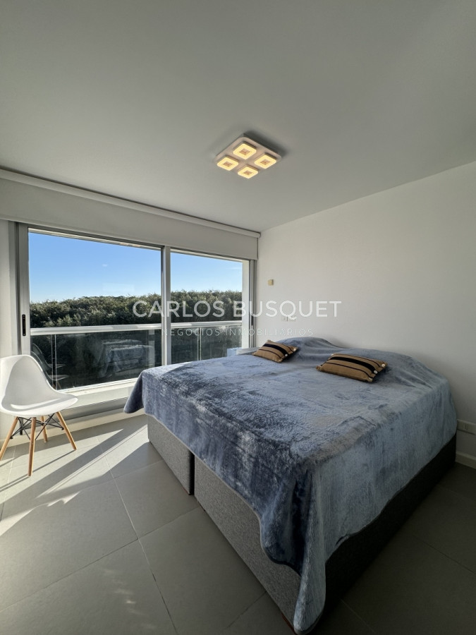 Apartamento ID.696 - Penthouse en venta, de 3 dormitorios en suite, en playa brava, primera linea