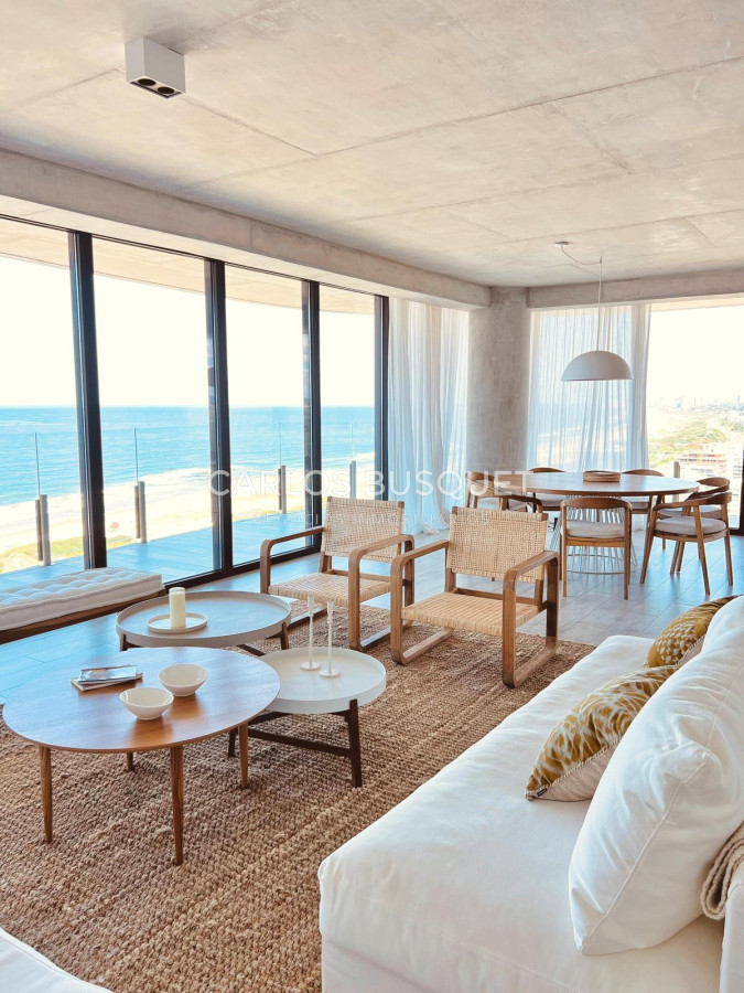 Apartamento ID.758 - Apartamento en alquiler temporal, de 2 dormitorios en suite, en playa brava, edificio Surfside. 
