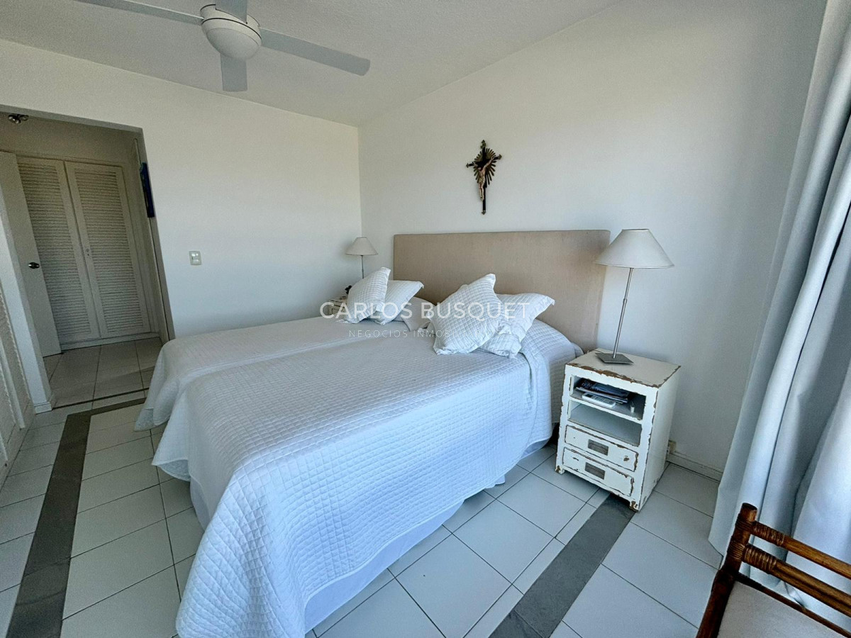 Apartamento ID.583 - Penthouse en venta, de 3 dormitorios y servicio, en playa Brava