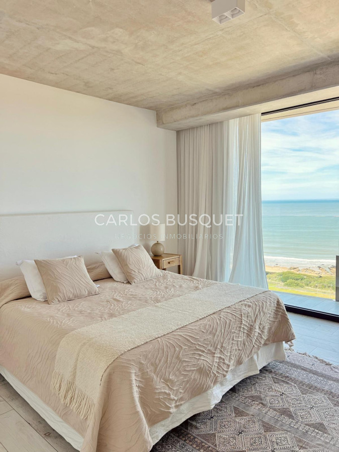 Apartamento ID.758 - Apartamento en alquiler temporal, de 2 dormitorios en suite, en playa brava, edificio Surfside. 