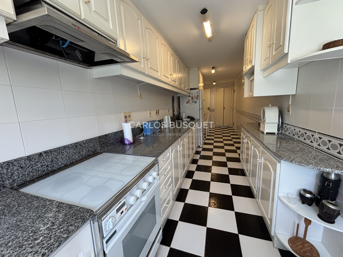 Apartamento ID.1305 - Apartamento en venta de 4 dormitorios en playa brava, frente al mar!