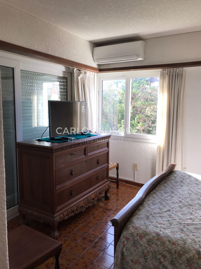 Apartamento ID.301 - En VENTA Apartamento 1era fila al mar Mansa, 4 dormitorios, parilla.