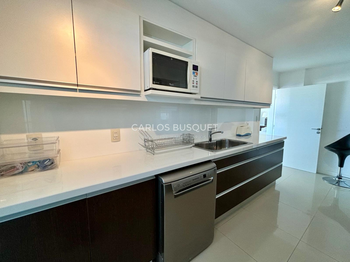 Apartamento ID.478 - Apartamento en alquiler, de 3 dormitorios en suite, en playa mansa! 