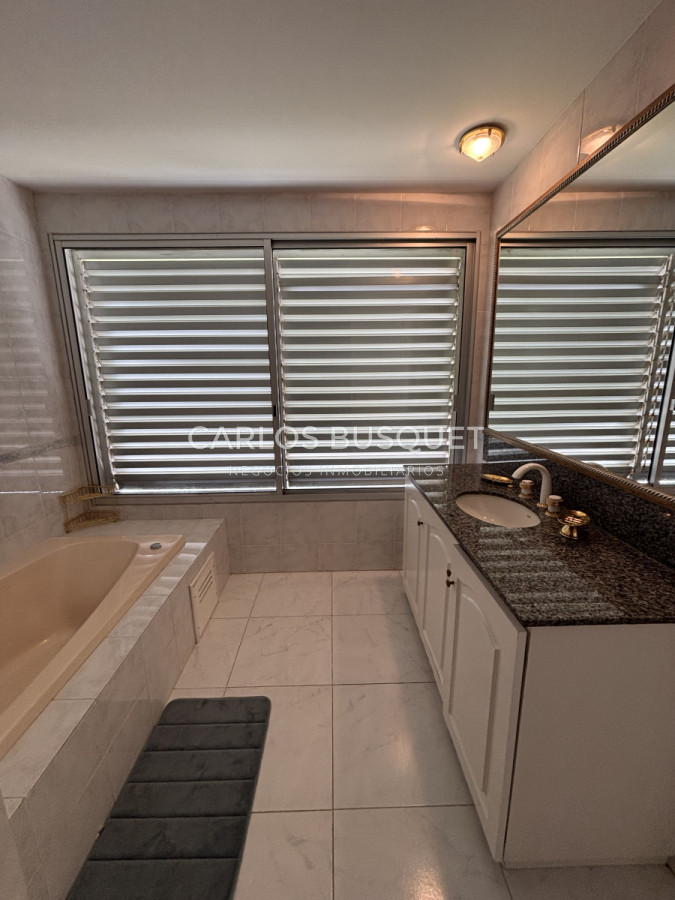 Apartamento ID.1305 - Apartamento en venta de 4 dormitorios en playa brava, frente al mar!