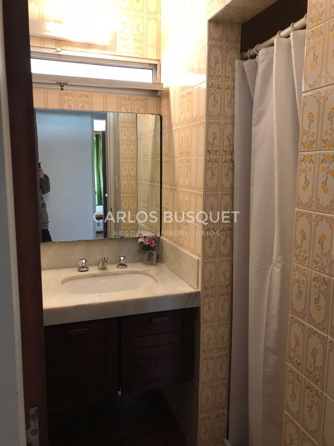 Apartamento ID.301 - En VENTA Apartamento 1era fila al mar Mansa, 4 dormitorios, parilla.
