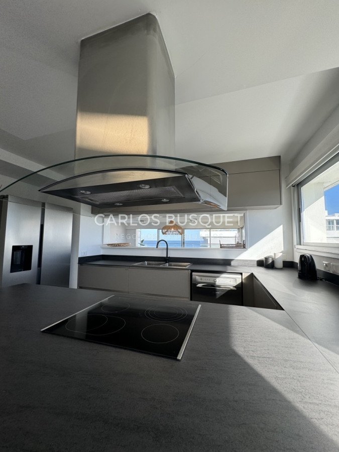 Apartamento ID.696 - Penthouse en venta, de 3 dormitorios en suite, en playa brava, primera linea