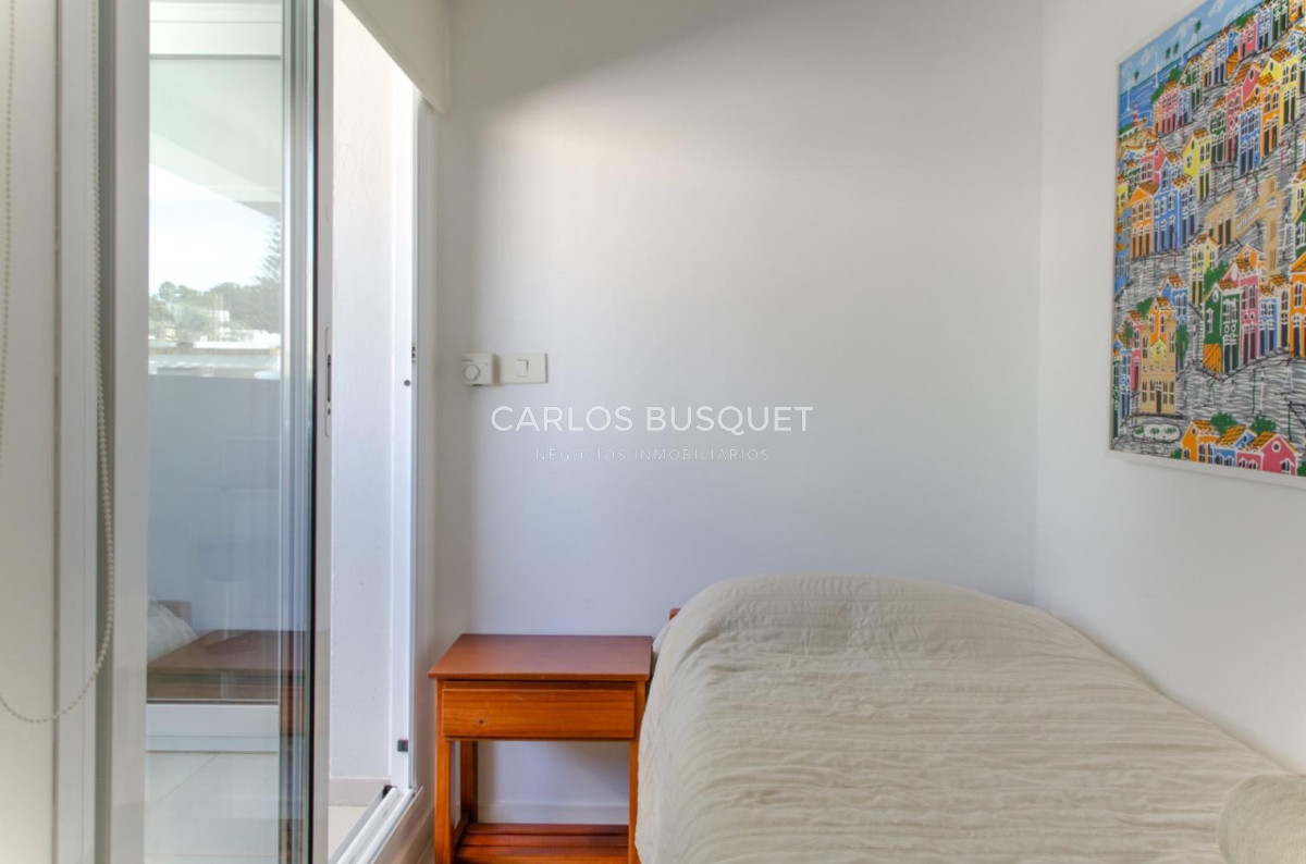 Apartamento ID.1462 - Hermoso apartamento en playa Mansa 2 dormitorios primera linea disponible en venta