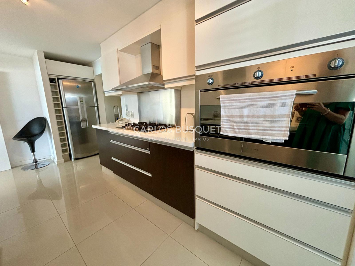 Apartamento ID.478 - Apartamento en alquiler, de 3 dormitorios en suite, en playa mansa! 