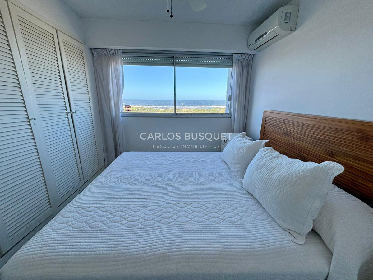 Apartamento ID.583 - Penthouse en venta, de 3 dormitorios y servicio, en playa Brava
