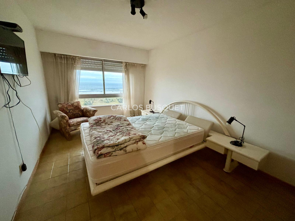 Apartamento ID.41 - Apartamento en venta de 2 dormitorios, playa brava, primera fila 