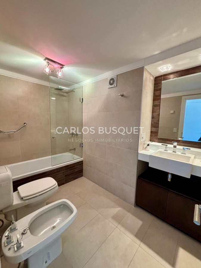 Apartamento ID.478 - Apartamento en alquiler, de 3 dormitorios en suite, en playa mansa! 