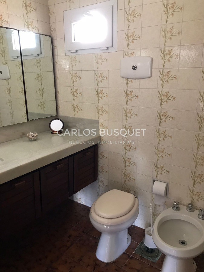 Apartamento ID.301 - En VENTA Apartamento 1era fila al mar Mansa, 4 dormitorios, parilla.