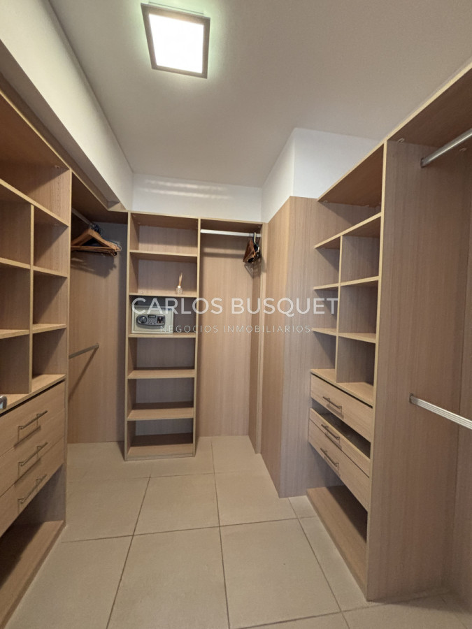 Apartamento ID.1102 - Apartamento en alquiler temporal de 3 dormitorios en suite, en playa Brava