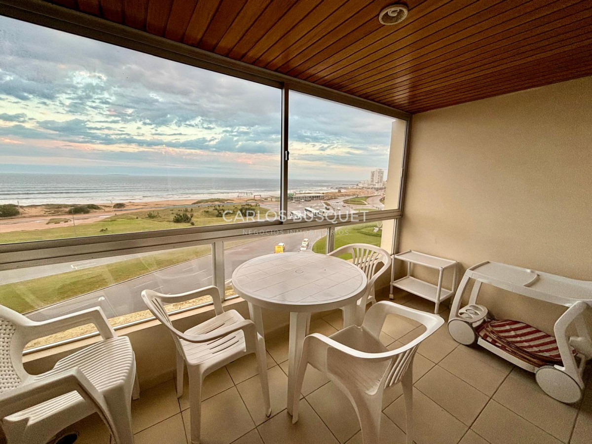 Apartamento ID.41 - Apartamento en venta de 2 dormitorios, playa brava, primera fila 