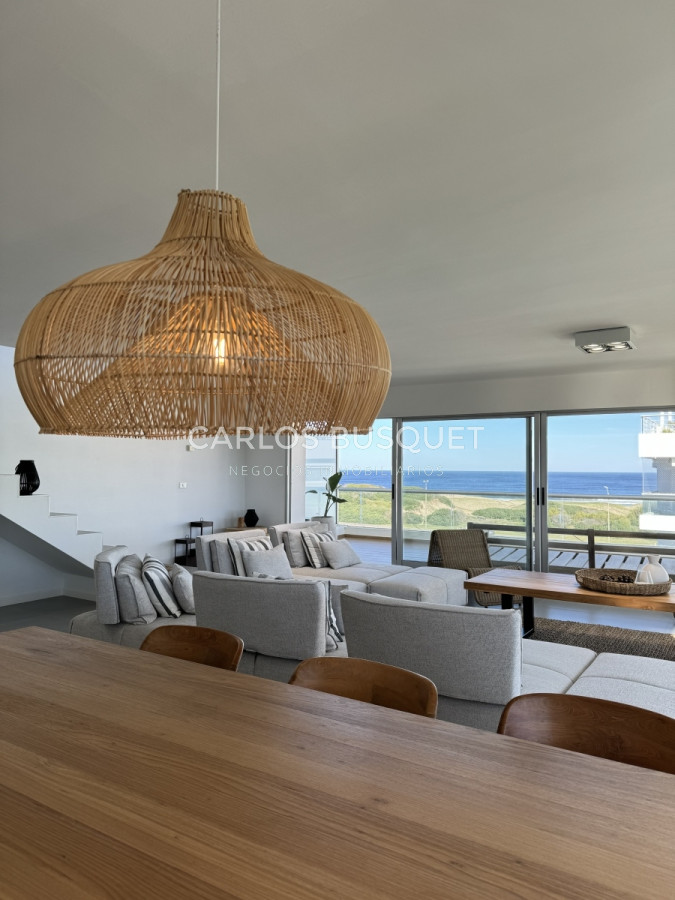 Apartamento ID.696 - Penthouse en venta, de 3 dormitorios en suite, en playa brava, primera linea