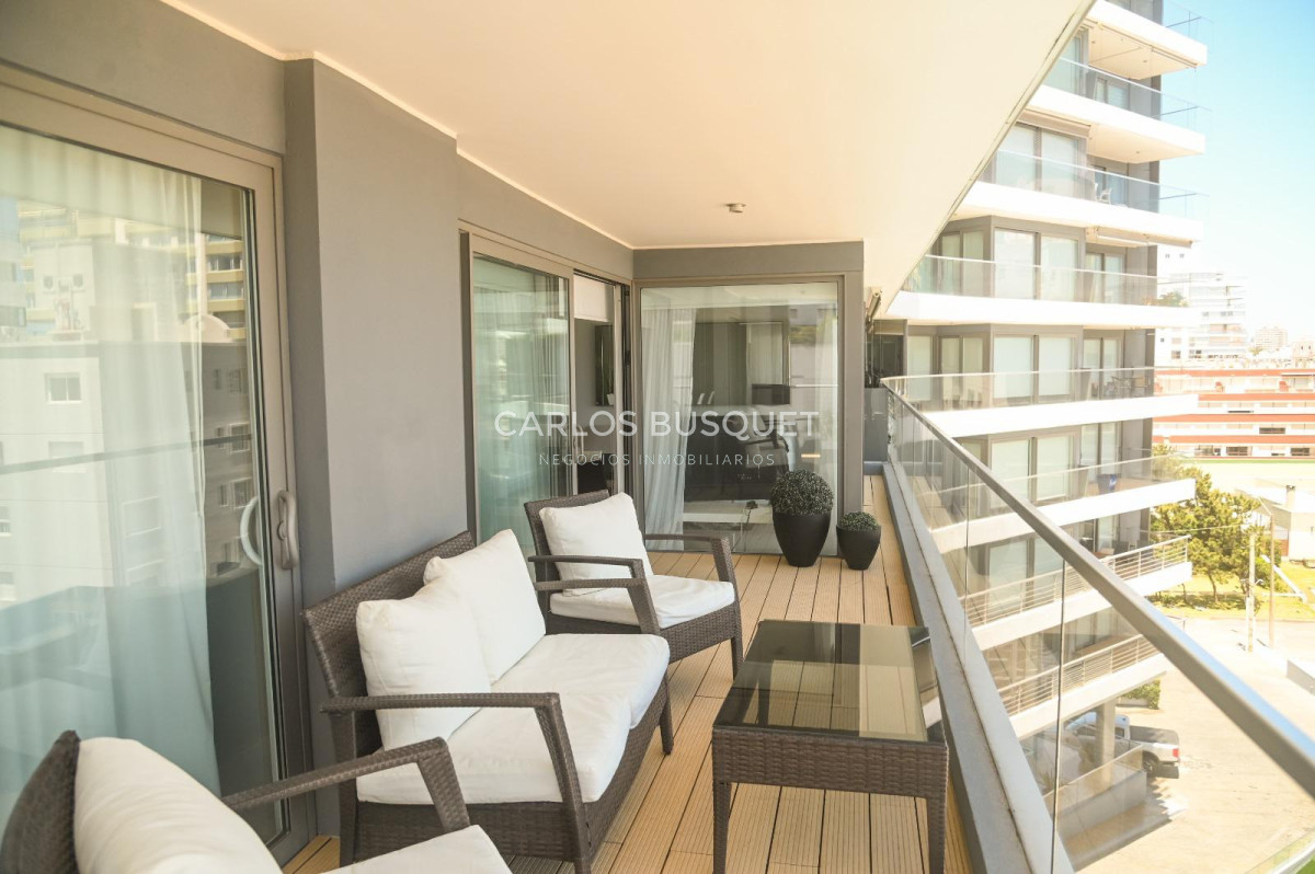Apartamento ID.1453 - Apartamento en venta Playa Mansa Alexander Collection 3 suites y dependencia.