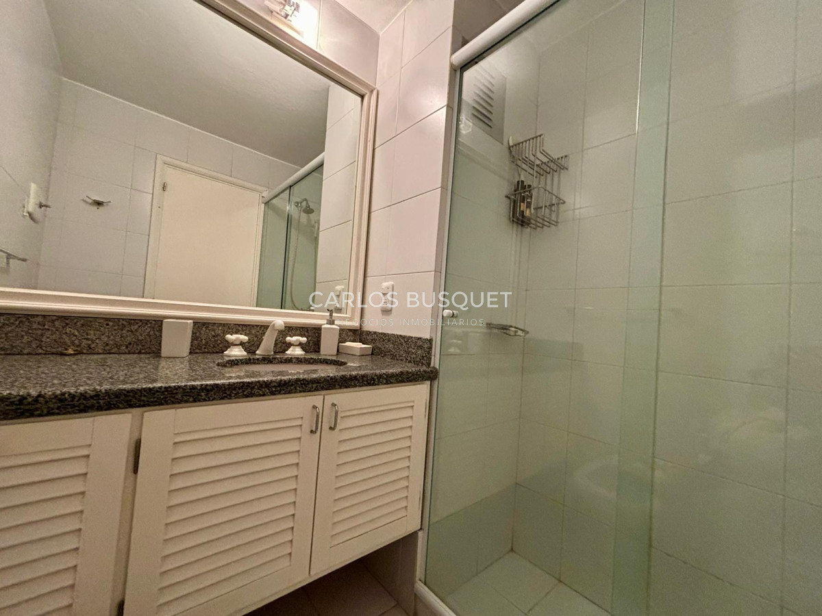 Apartamento ID.583 - Penthouse en venta, de 3 dormitorios y servicio, en playa Brava