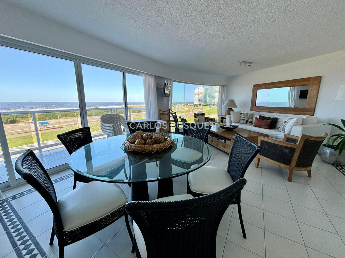 Apartamento ID.583 - Penthouse en venta, de 3 dormitorios y servicio, en playa Brava