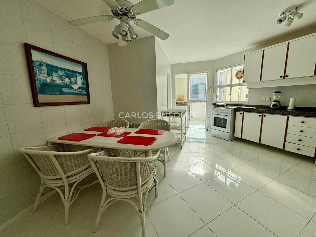 Apartamento ID.583 - Penthouse en venta, de 3 dormitorios y servicio, en playa Brava