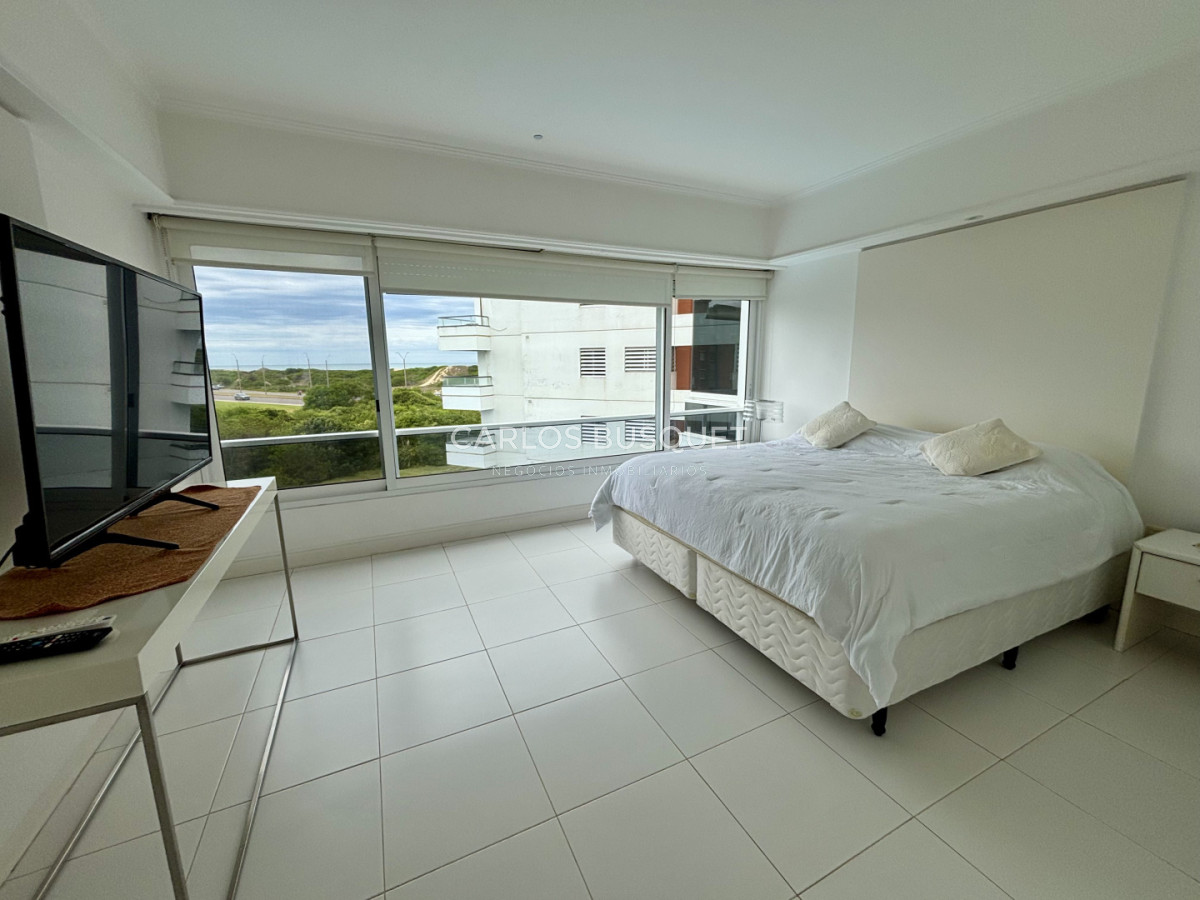 Apartamento ID.1563 - Venta apartamento de 4 dormitorios en Playa Brava, primera línea sobre el mar 