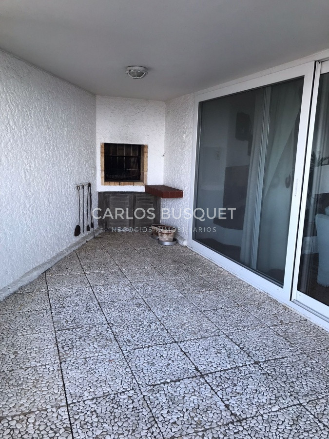 Apartamento ID.301 - En VENTA Apartamento 1era fila al mar Mansa, 4 dormitorios, parilla.