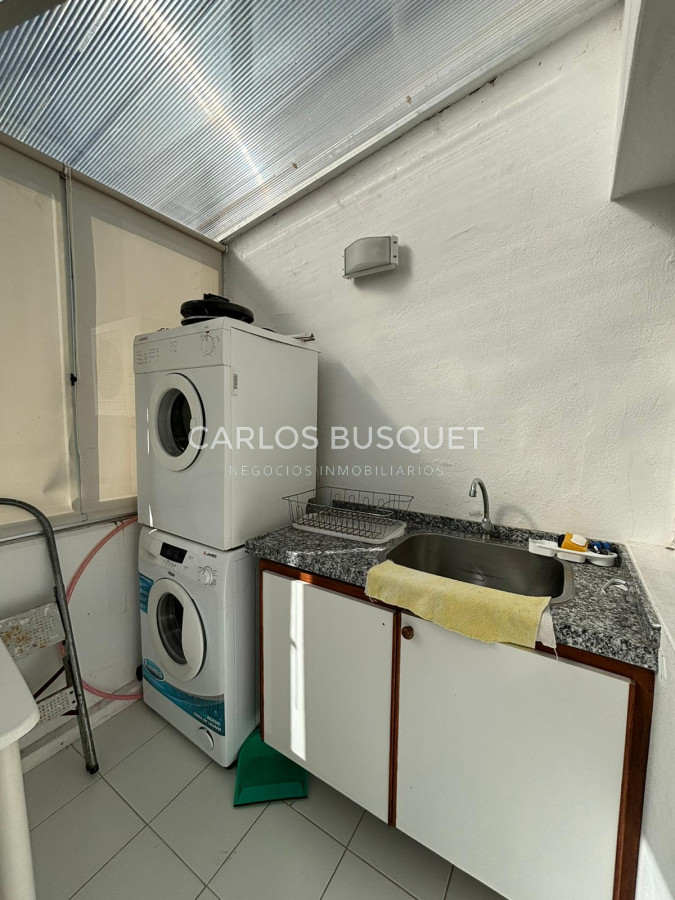 Apartamento ID.583 - Penthouse en venta, de 3 dormitorios y servicio, en playa Brava