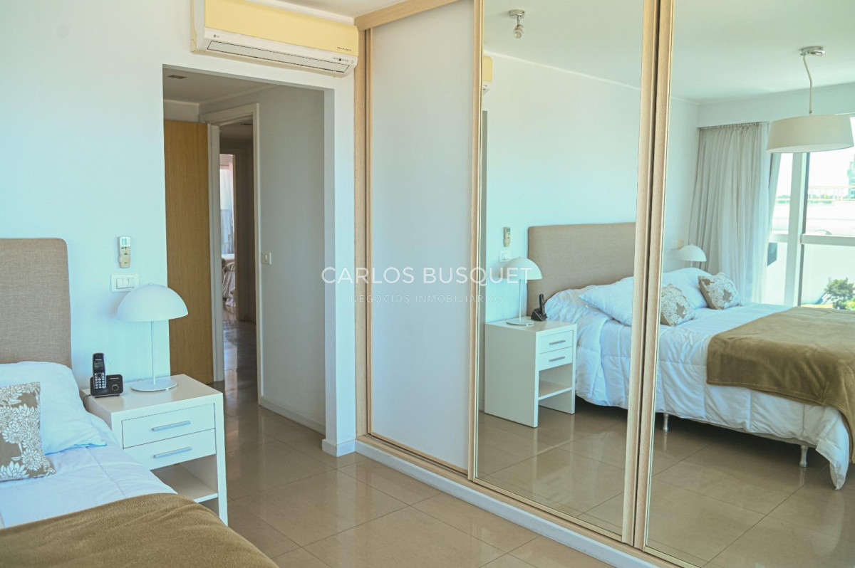 Apartamento ID.1453 - Apartamento en venta Playa Mansa Alexander Collection 3 suites y dependencia.