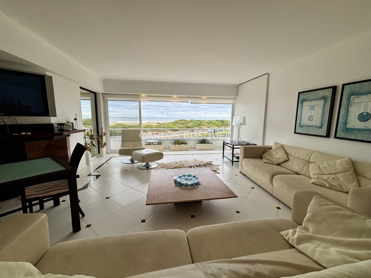 Apartamento ID.1563 - Venta apartamento de 4 dormitorios en Playa Brava, primera línea sobre el mar 