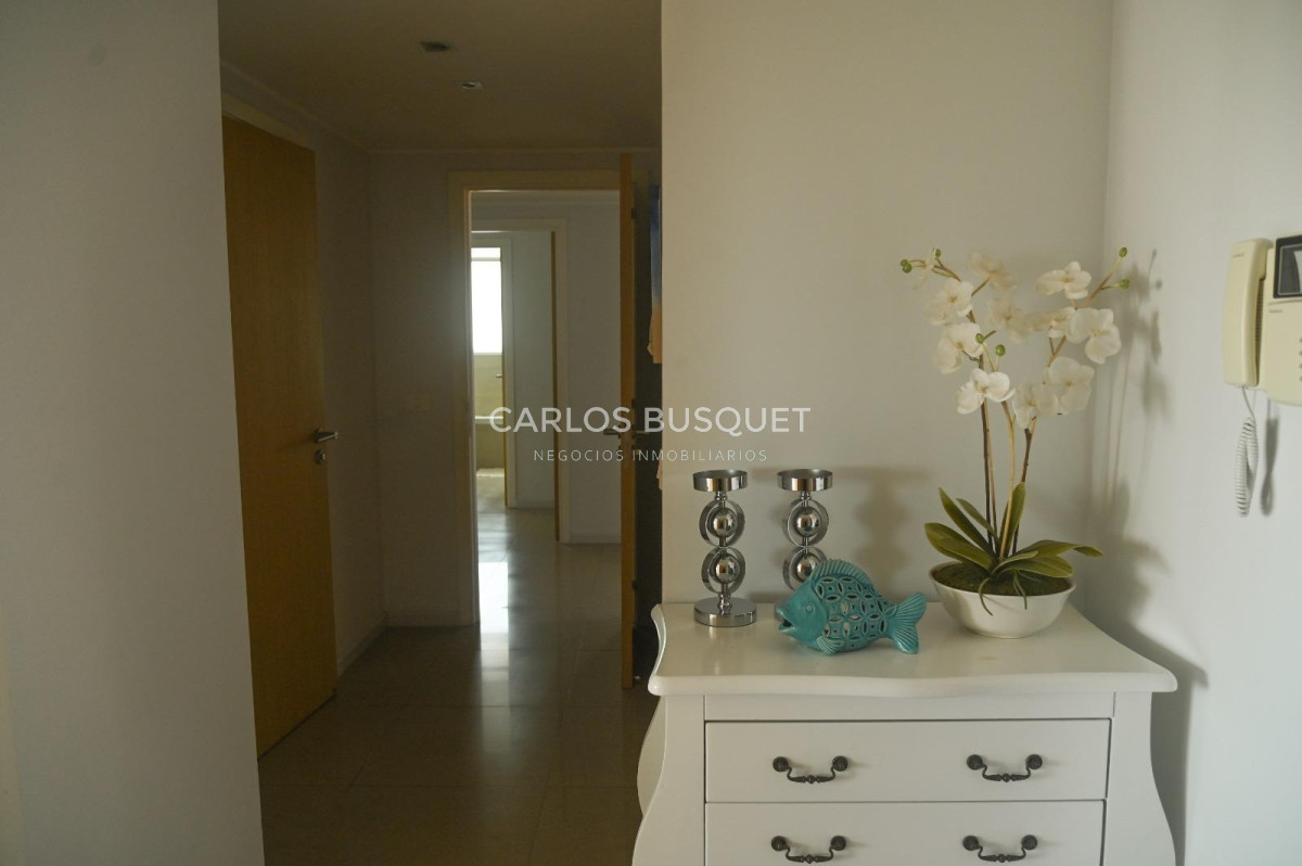 Apartamento ID.1453 - Apartamento en venta Playa Mansa Alexander Collection 3 suites y dependencia.