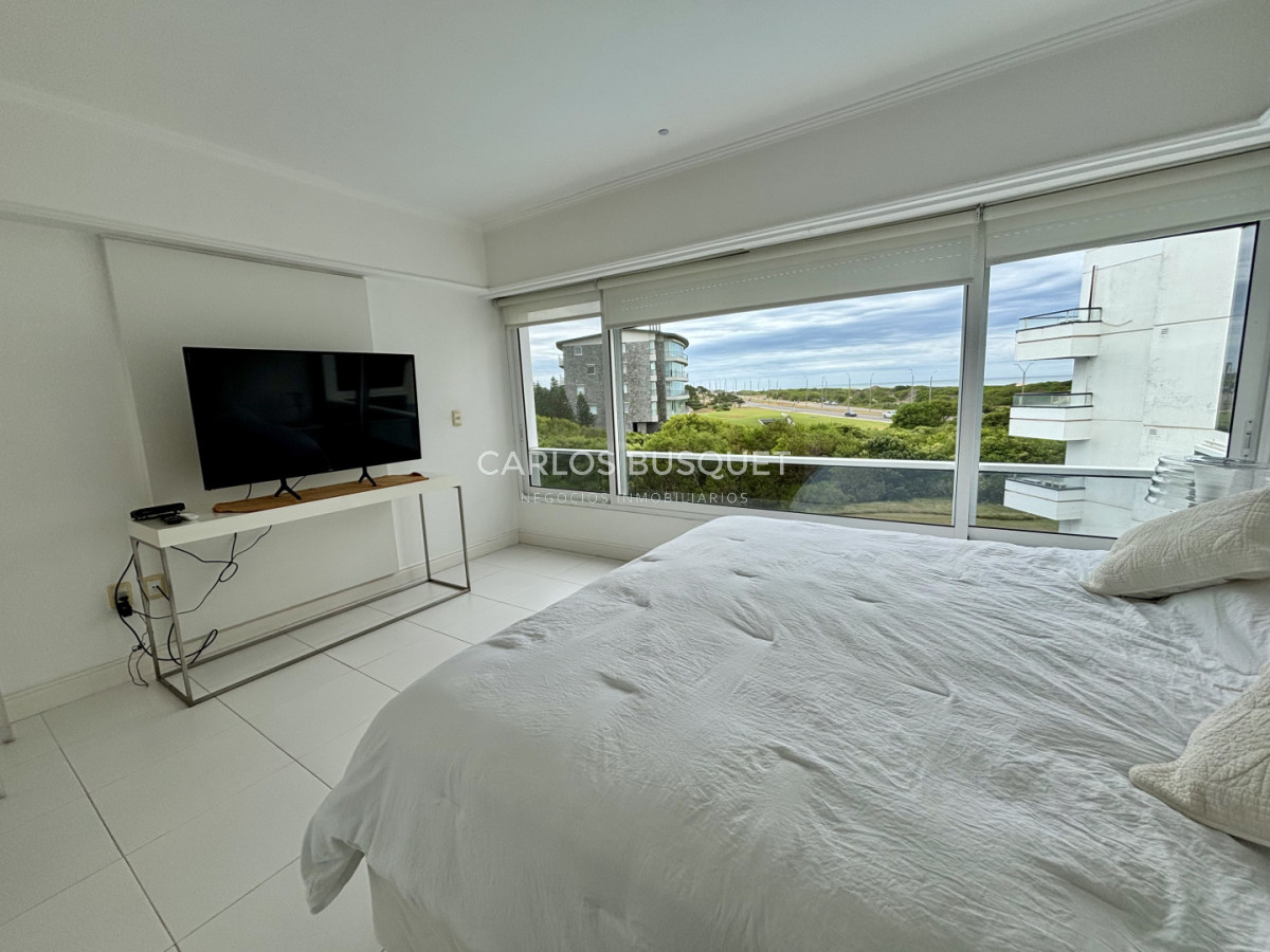 Apartamento ID.1563 - Venta apartamento de 4 dormitorios en Playa Brava, primera línea sobre el mar 