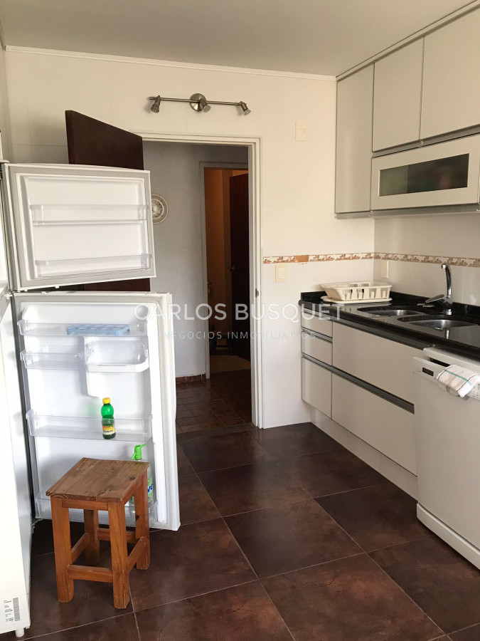 Apartamento ID.301 - En VENTA Apartamento 1era fila al mar Mansa, 4 dormitorios, parilla.