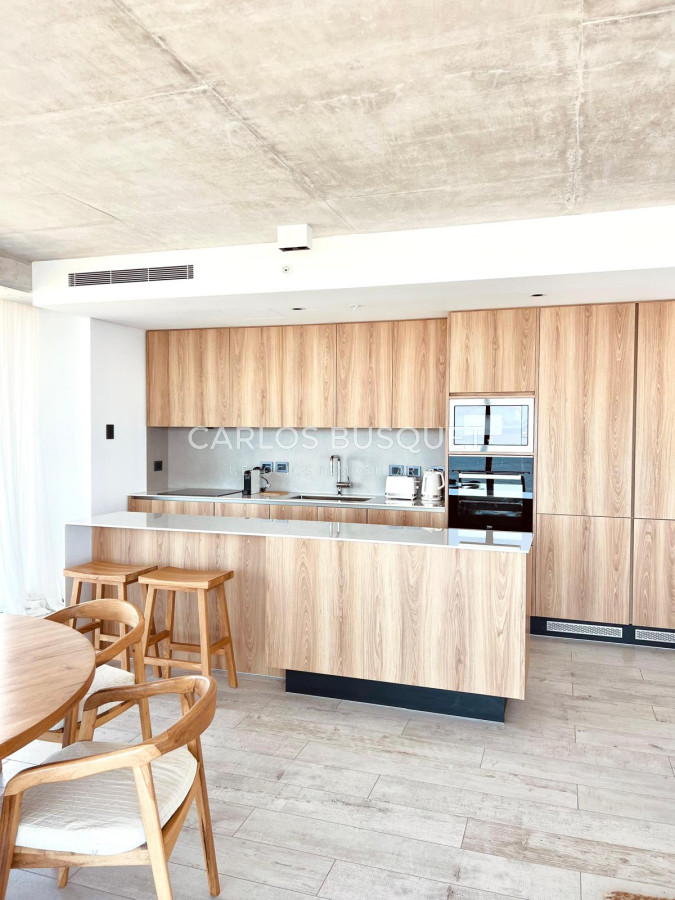 Apartamento ID.758 - Apartamento en alquiler temporal, de 2 dormitorios en suite, en playa brava, edificio Surfside. 