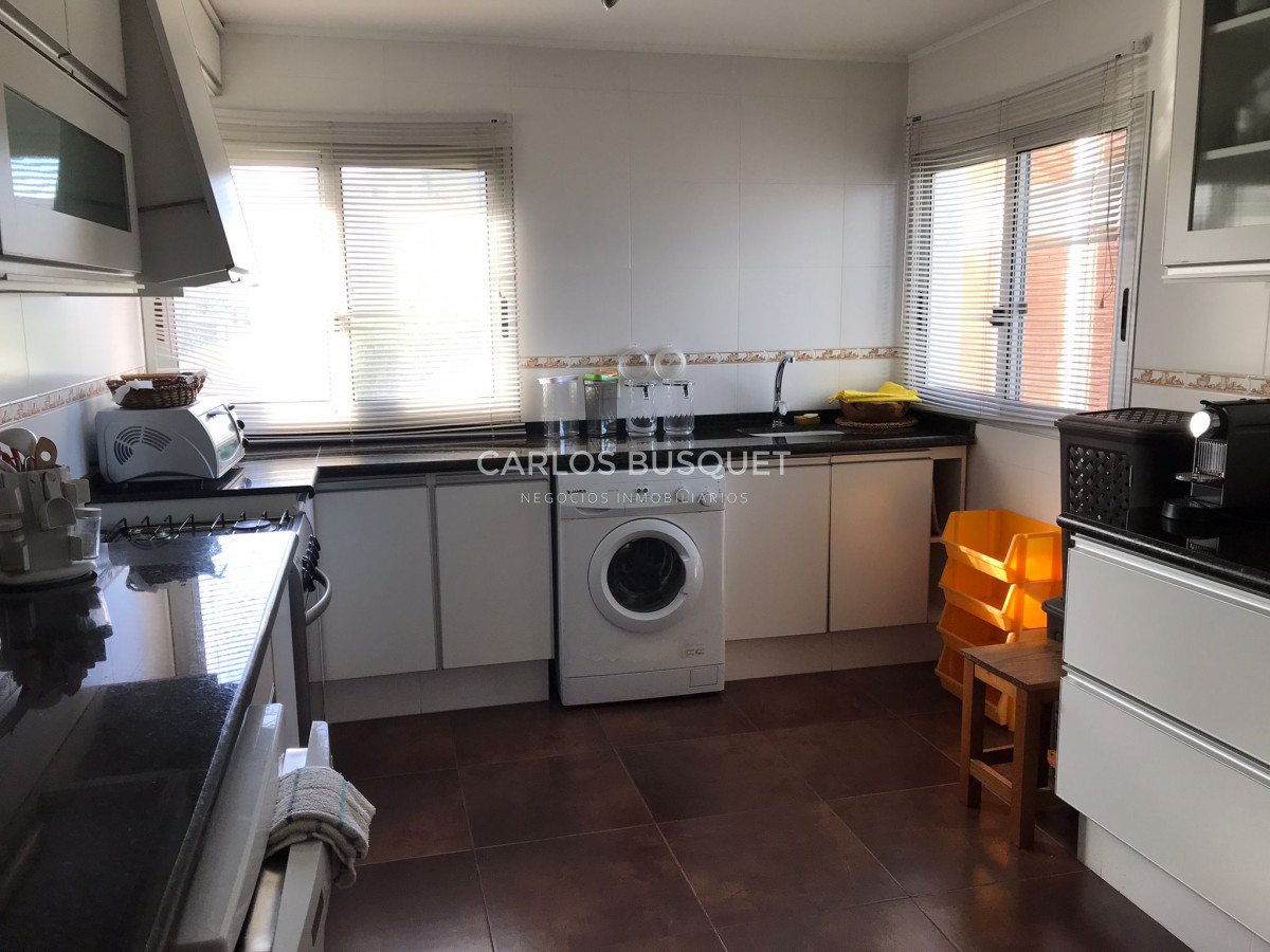 Apartamento ID.301 - En VENTA Apartamento 1era fila al mar Mansa, 4 dormitorios, parilla.