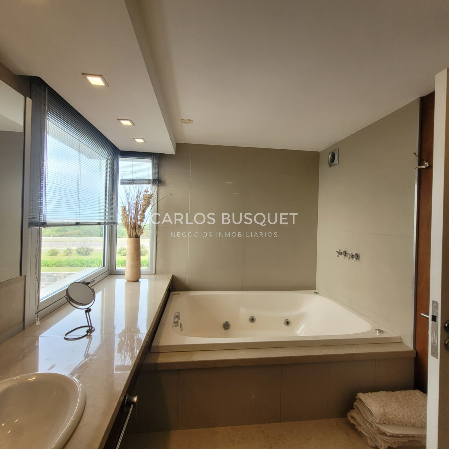 Apartamento ID.846 - Espectacular apartamento en venta primera linea playa brava 3 suites y servicio