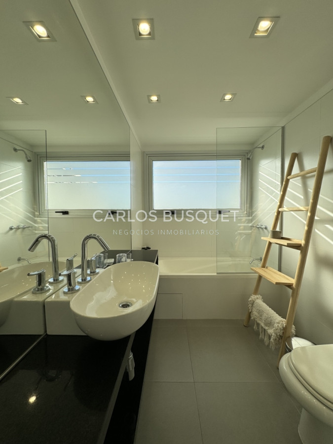Apartamento ID.696 - Penthouse en venta, de 3 dormitorios en suite, en playa brava, primera linea