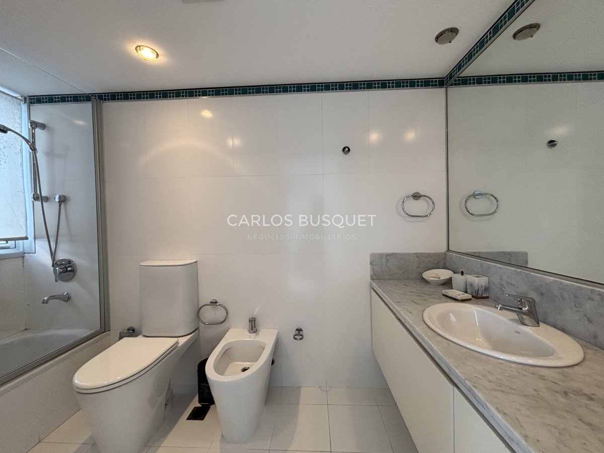 Apartamento ID.1102 - Apartamento en alquiler temporal de 3 dormitorios en suite, en playa Brava