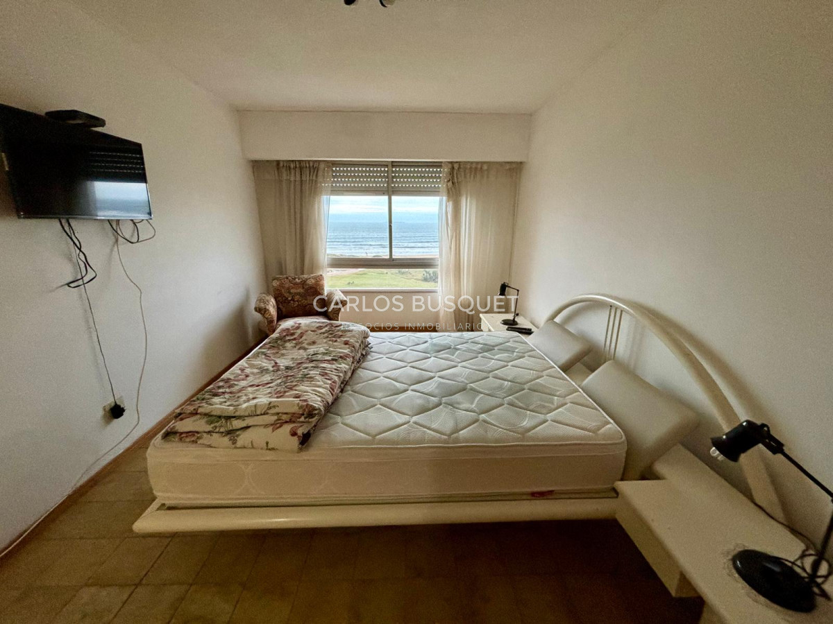 Apartamento ID.41 - Apartamento en venta de 2 dormitorios, playa brava, primera fila 