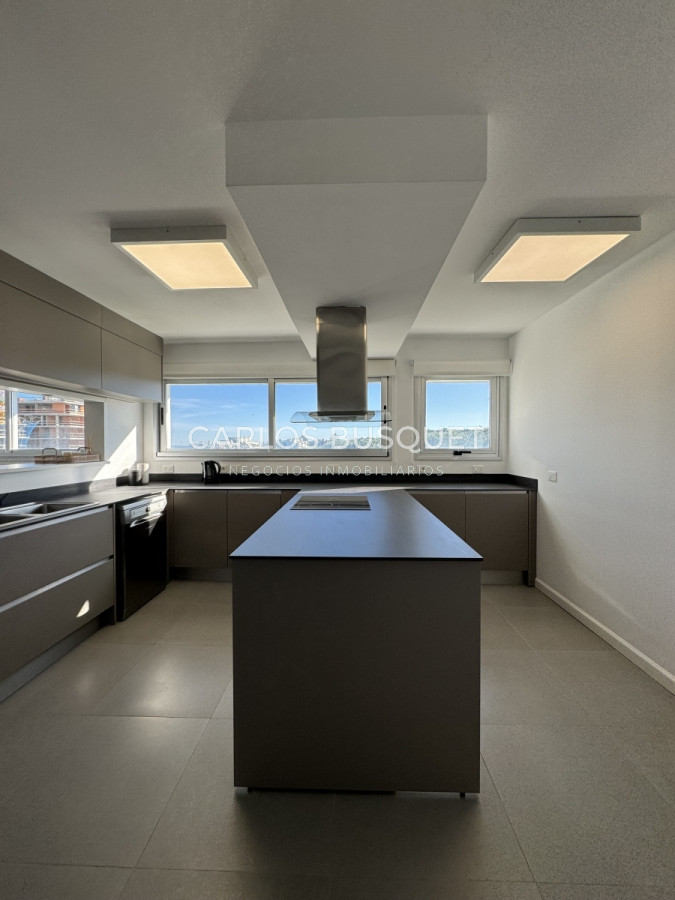 Apartamento ID.696 - Penthouse en venta, de 3 dormitorios en suite, en playa brava, primera linea