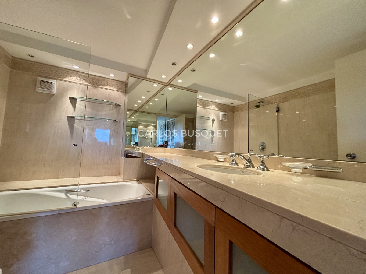 Apartamento ID.877 - Apartamento en venta de 3 dormitorios en suite, en Playa Mansa 