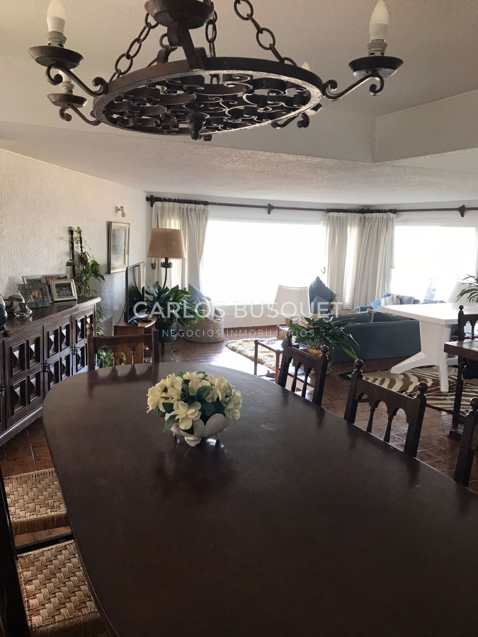 Apartamento ID.301 - En VENTA Apartamento 1era fila al mar Mansa, 4 dormitorios, parilla.