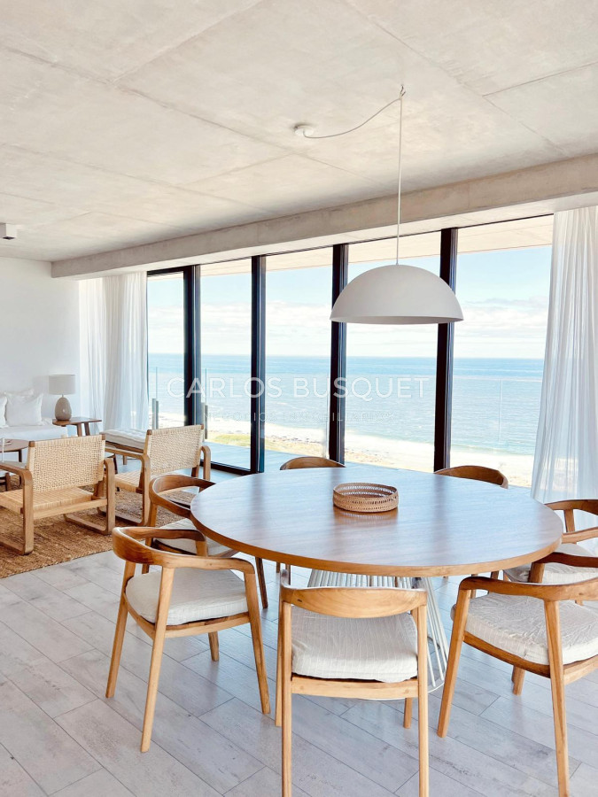 Apartamento ID.758 - Apartamento en alquiler temporal, de 2 dormitorios en suite, en playa brava, edificio Surfside. 