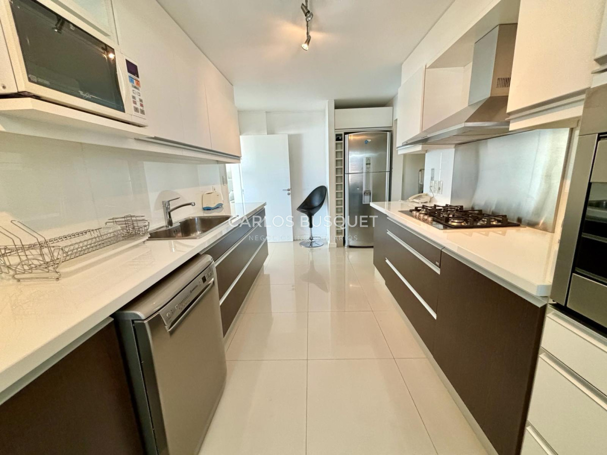 Apartamento ID.478 - Apartamento en alquiler, de 3 dormitorios en suite, en playa mansa! 