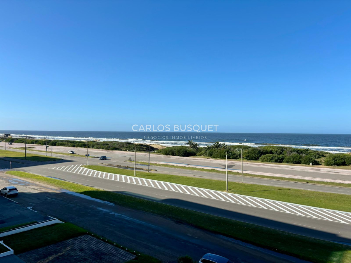 Apartamento ID.583 - Penthouse en venta, de 3 dormitorios y servicio, en playa Brava