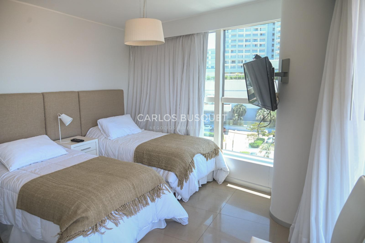 Apartamento ID.1453 - Apartamento en venta Playa Mansa Alexander Collection 3 suites y dependencia.