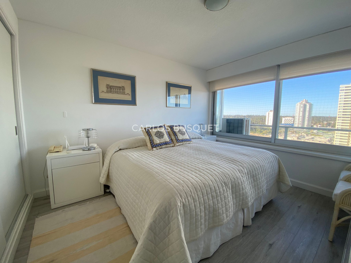 Apartamento ID.359 - Apartamento en alquiler, de 3 dormitorios, playa brava, frente al mar! 