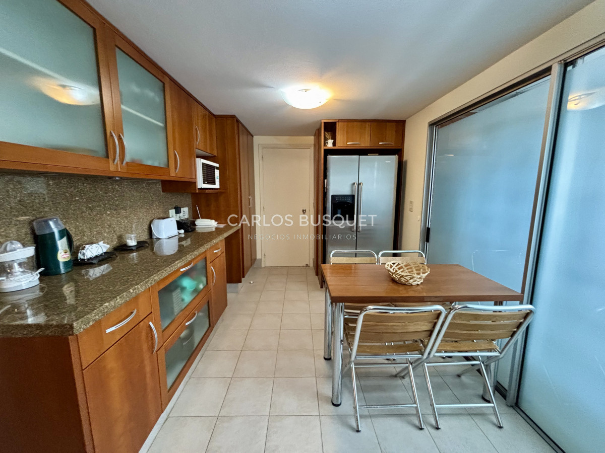 Apartamento ID.877 - Apartamento en venta de 3 dormitorios en suite, en Playa Mansa 