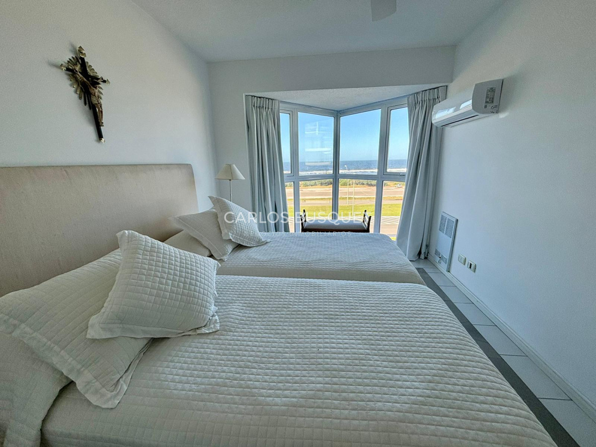 Apartamento ID.583 - Penthouse en venta, de 3 dormitorios y servicio, en playa Brava