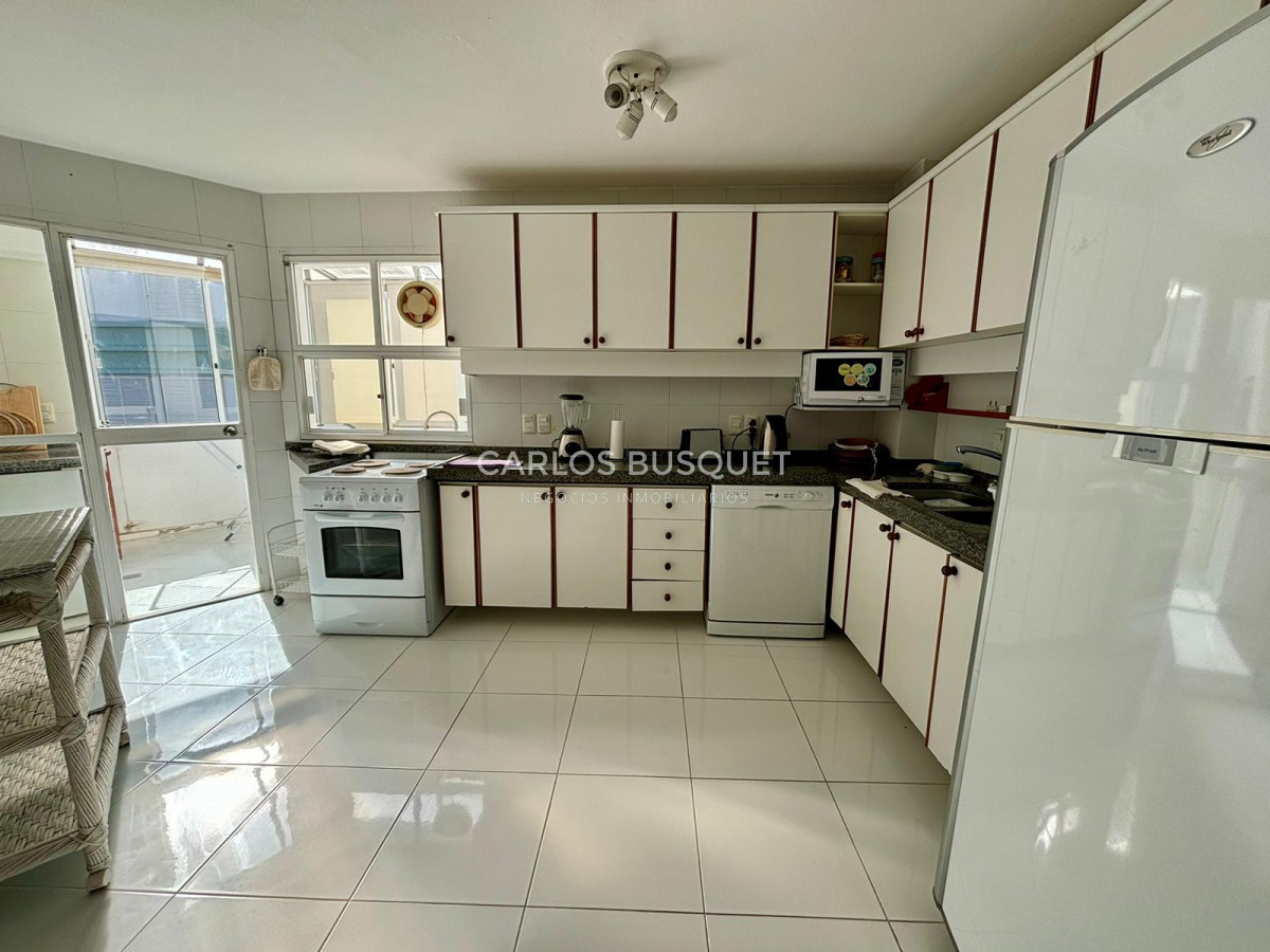 Apartamento ID.583 - Penthouse en venta, de 3 dormitorios y servicio, en playa Brava