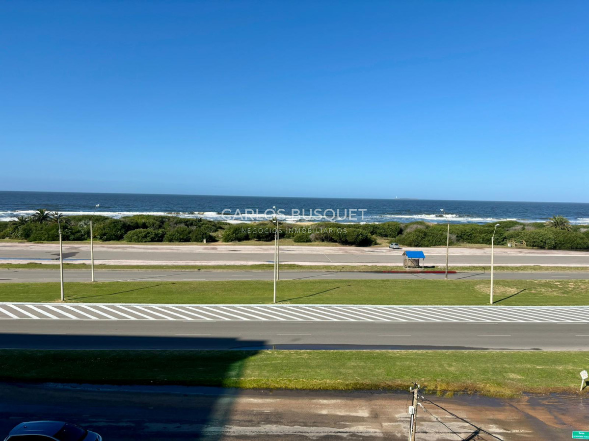 Apartamento ID.583 - Penthouse en venta, de 3 dormitorios y servicio, en playa Brava