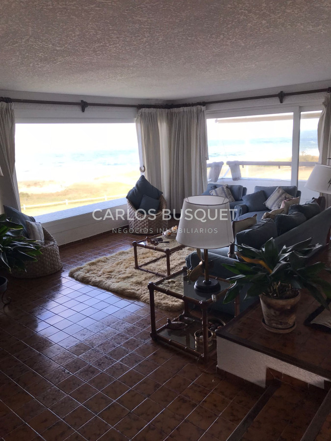 Apartamento ID.301 - En VENTA Apartamento 1era fila al mar Mansa, 4 dormitorios, parilla.